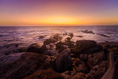 Portekiz 'e turizm gezisi, Porto Capela do Sinyora Pedra ile ünlüdür. Atlantik Okyanusu 'ndaki inanılmaz kayalıklar gün batımında Portekiz' in batı kıyısında Alentejo bölgesinde.
