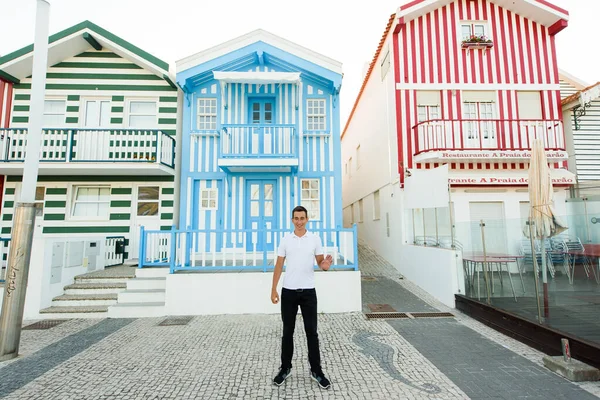 Jóképű Férfi Fehér Pólóban Üdvözöl Sétálgat Utcán Aveiro Ban Portugáliában — Stock Fotó