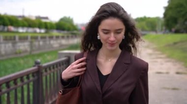 Kafkasyalı genç bir kız, tıbbi maskesiz ve eldivensiz, 19. karantina döneminde sokaklarda yürüyor. Sol tarafa bakan güzel bir kadının yaşam tarzı. Seyahat acentesi için dikey fotoğraf reklamı