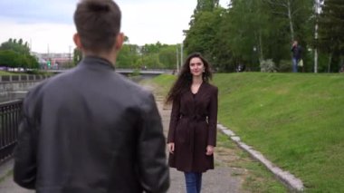 Kız kuryeden 3 pizza kutusu alıyor ve gülümsüyor. Pizzacıdan yemek servisi. 2 + 1 pizza teslimatı reklamı. Güvenli fast food teslimatı. Bir pizza bedava.. 