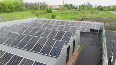 Güneş panelleri İHA 'dan 4k görüntü santrali. Gezegenin elektrik sürdürülebilirliği. İş için alternatif enerji santrali. Yenilenebilir yeşil enerji. Ekolojik temiz enerji. Yerdeki mavi paneller