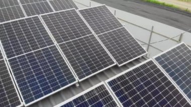 Güneş panelleri İHA 'dan 4k görüntü santrali. Gezegenin elektrik sürdürülebilirliği. İş için alternatif enerji santrali. Yenilenebilir yeşil enerji. Ekolojik temiz enerji. Yerdeki mavi paneller
