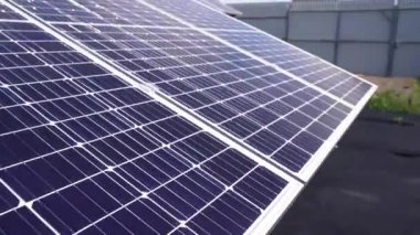 Güneş panelleri gezegenin elektrik sürdürülebilirliği. Ev için yeşil enerji. 4k video güneş enerjisi santrali işi. Ekolojik temiz enerji. Yerdeki mavi paneller. 