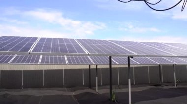Güneş panelleri gezegenin elektrik sürdürülebilirliği. Ev için yeşil enerji. 4k video güneş enerjisi santrali işi. Ekolojik temiz enerji. Yerdeki mavi paneller. 