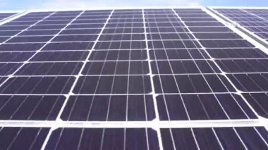 Güneş panelleri gezegenin elektrik sürdürülebilirliği. Ev için yeşil enerji. 4k video güneş enerjisi santrali işi. Ekolojik temiz enerji. Yerdeki mavi paneller. 