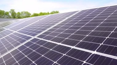 Güneş panelleri gezegenin elektrik sürdürülebilirliği. Ev için yeşil enerji. 4k video güneş enerjisi santrali işi. Ekolojik temiz enerji. Yerdeki mavi paneller. 