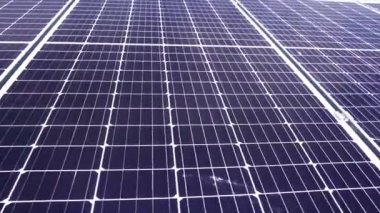 Güneş panelleri gezegenin elektrik sürdürülebilirliği. Ev için yeşil enerji. 4k video güneş enerjisi santrali işi. Ekolojik temiz enerji. Yerdeki mavi paneller. 