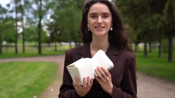 Ragazza Sveglia Sorride Nel Parco Tiene Wok Scatola Udon Tagliatelle — Video Stock