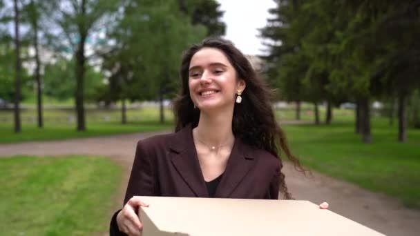 驚いた女の子は大きなピザの箱と笑顔で歩きます これはとても大きなピザです カートンエコボックスの大きなサイズのピザ 宅配便は大きなピザを与える 家にいて — ストック動画