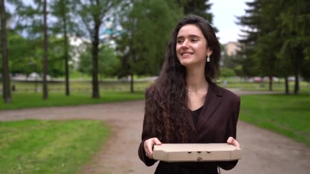 Dostawa Żywności Pizzerii Kurierka Spaceruje Zielonym Parku Pudełkami Pizzy Uśmiechem — Wideo stockowe