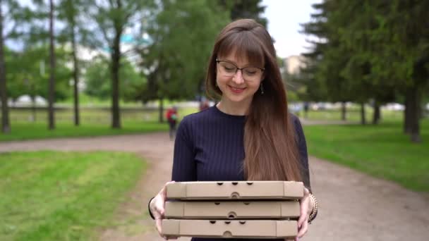 Essenslieferservice Von Der Pizzeria Kuriermädchen Spaziert Grünen Park Mit Pizzakartons — Stockvideo