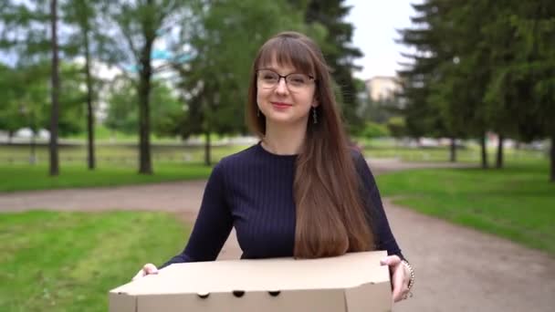 Sorpresa Ragazza Occhiali Passeggiate Con Grande Scatola Pizza Sorrisi Una — Video Stock