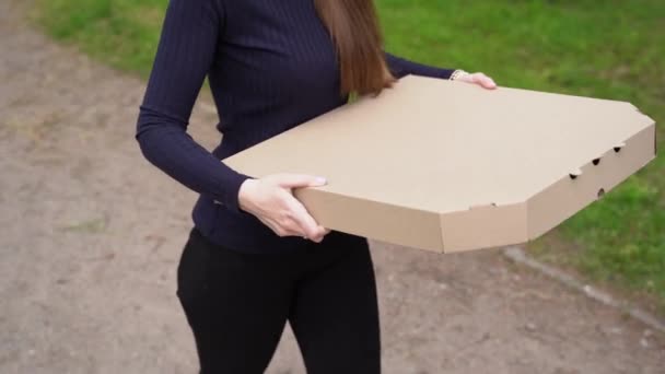 Mädchen Hält Große Pizzaschachtel Den Händen Und Geht Essen Wegnehmen — Stockvideo