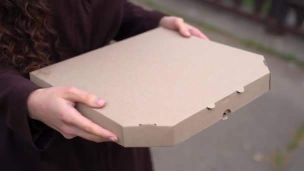 Девушка Держит Большую Коробку Пиццы Руках Уходит Заберите Еду Такая — стоковое видео