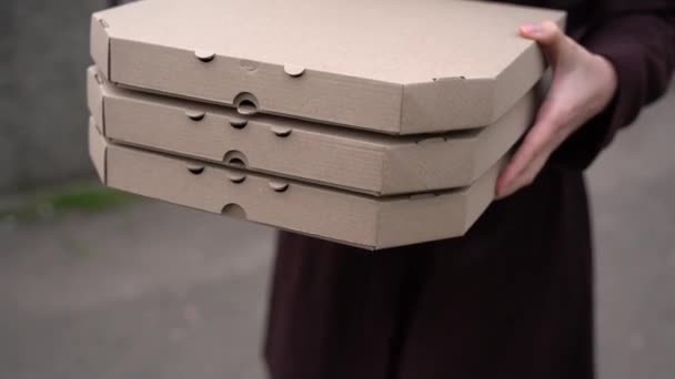 Meisje Krijgt Pizza Dozen Van Koerier Glimlacht Voedsel Bezorgservice Van — Stockvideo