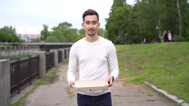 Schöner Bärtiger Mann Hält Pizzakartons Der Hand Und Geht Essenslieferservice — Stockvideo