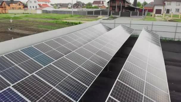 太陽光パネルドローンから4Kビデオ発電所 地球の電気持続可能性 ビジネスのための代替発電所 再生可能エネルギー 生態系のクリーンエネルギー 地上の青いパネル — ストック動画