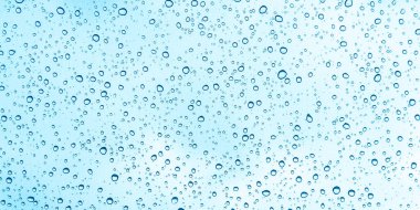 Bardaklara mavi su damlaları veya yağmur damlaları 