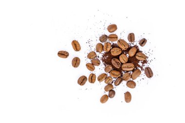 Beyaz arka planda kahve ile kavrulmuş kahve çekirdekleri 