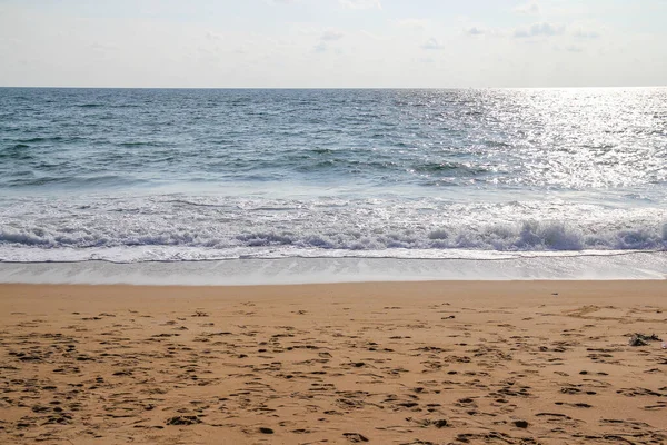 Kum sahili ve gökyüzü ile deniz manzarası