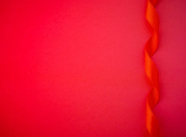 Красная Бумага Красной Атласной Лентой Рамка Любовь Подарок Фон — стоковое фото