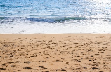 Kumsalda okyanus dalgaları