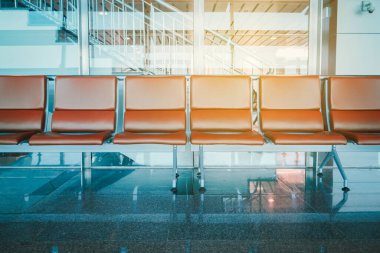 Havaalanı terminalinde boş koltuk..