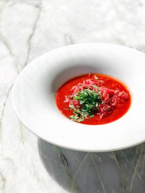 Mermer zemin üzerinde Ukrayna borsch 'u