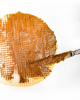 Beyaz arkaplanda karamel olan Rus ya da uranyalı waffle keki