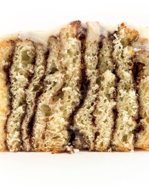 Beyaz arkaplanda tarçın kes