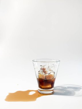 Kahve serpilmiş soğuk demleme.