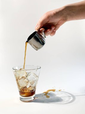 Elle demlenmiş soğuk kahve ve serpilmiş kahve