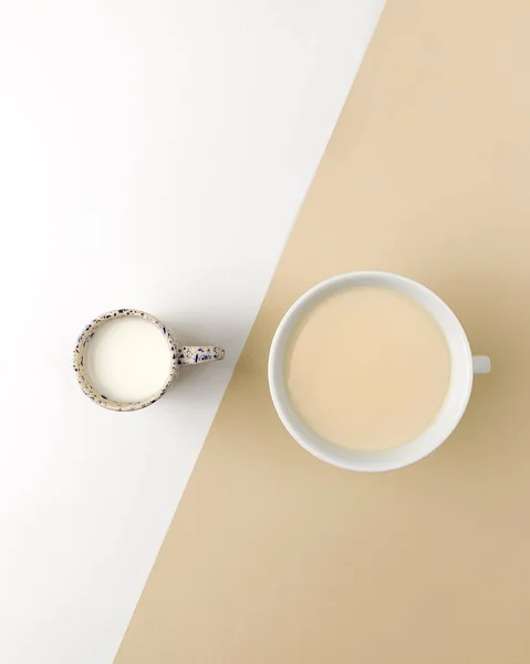 Café Lait Sur Fond Blanc Beige Sur Une Image Concept — Photo