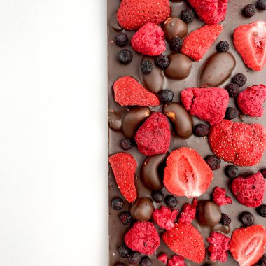 Beyaz arka planda meyveli çikolata ve dut.