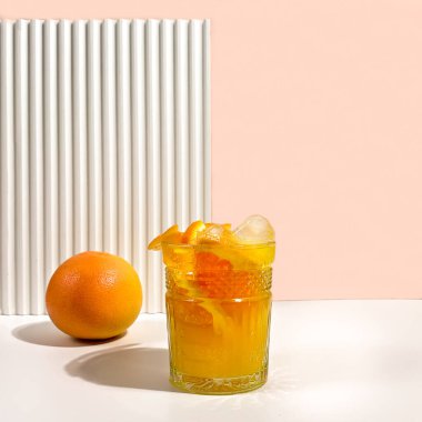 Ananas, kivi, portakal, greyfurt, böğürtlen ve nane gibi meyveli soğuk içecek.