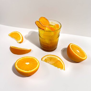 Ananas, kivi, portakal, greyfurt, böğürtlen ve nane gibi meyveli soğuk içecek.