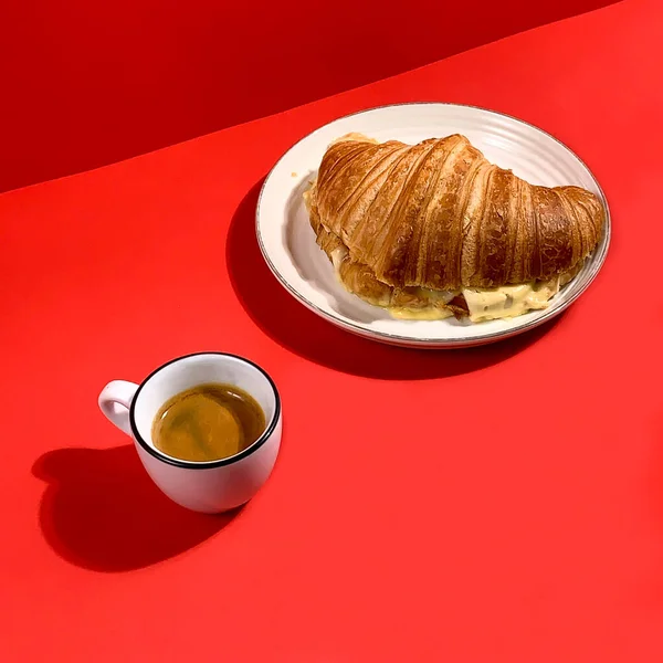 Croissant Con Una Taza Café Expreso Sobre Fondo Rojo — Foto de Stock