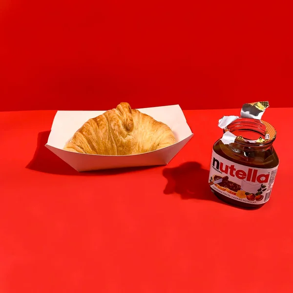 Croissant Con Nutella Mantequilla Nuez Sobre Fondo Rojo — Foto de Stock