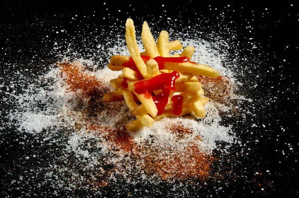 Ketçap ve tuzlu patates kızartması.