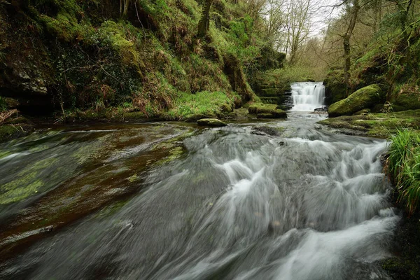 Lama Paparan Air Terjun Besar Mengalir Melalui Hutan Watersmeet Devon — Stok Foto