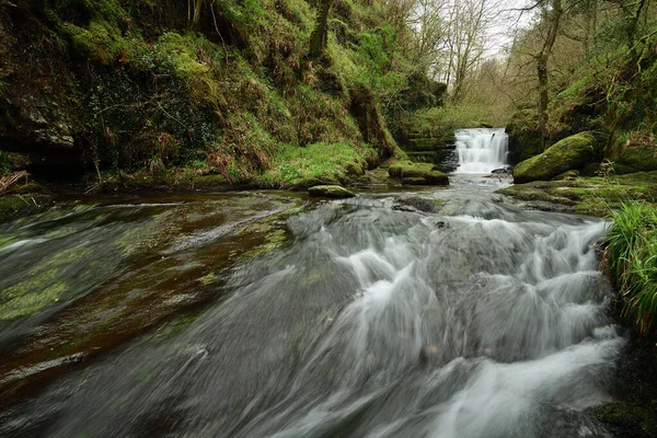 Longa Exposição Grande Cachoeira Que Flui Através Floresta Watersmeet Devon — Fotografia de Stock