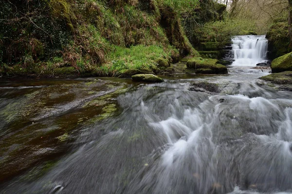 Hosszú Expozíció Nagy Vízesés Folyik Keresztül Erdőben Watersmeet Devon — Stock Fotó