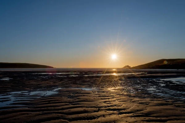 Coucher de soleil sur la plage de Crantock en Cornouailles — Photo