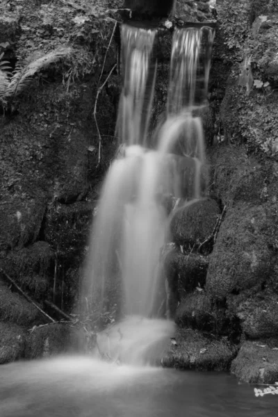 Ninessprings Wasserfall Park im Purzelbaum — Stockfoto