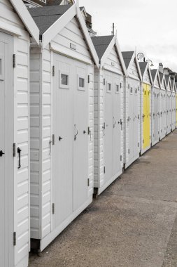 Lyme Regis 'teki sahil kulübeleri.