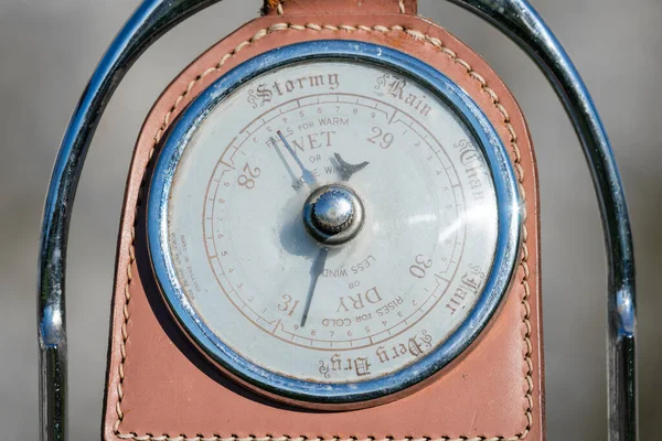Nahaufnahme Eines Antiken Barometers Aus Einem Alten Pferdesteigbügel Das Hochdruck — Stockfoto
