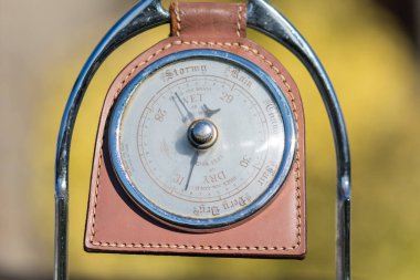 Eski bir attan yapılmış antika bir barometreyi kapat. Yüksek basınçlı üzengi.