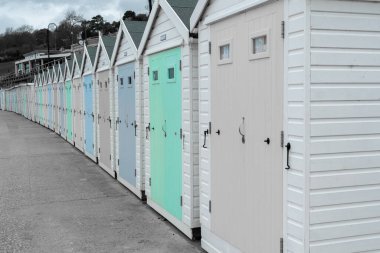 Dorset 'teki Lyme Regis' te bir sıra plaj kulübesinde renk sıçraması.