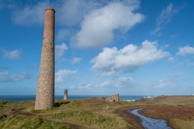 Cornish sahilindeki madencilik endüstrisinden kullanılmayan endüstriyel bacaların manzara fotoğrafı.