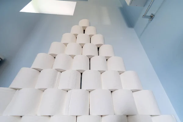 Ein Riesiger Stapel Toilettenpapier Neben Einer Toilette Gestapelt — Stockfoto